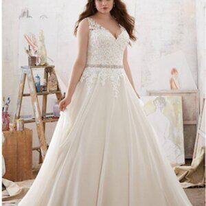 NWT Morilee ~ Madeline Gardner Wedding Dress - Size 14 - Ivory/Coco and veil